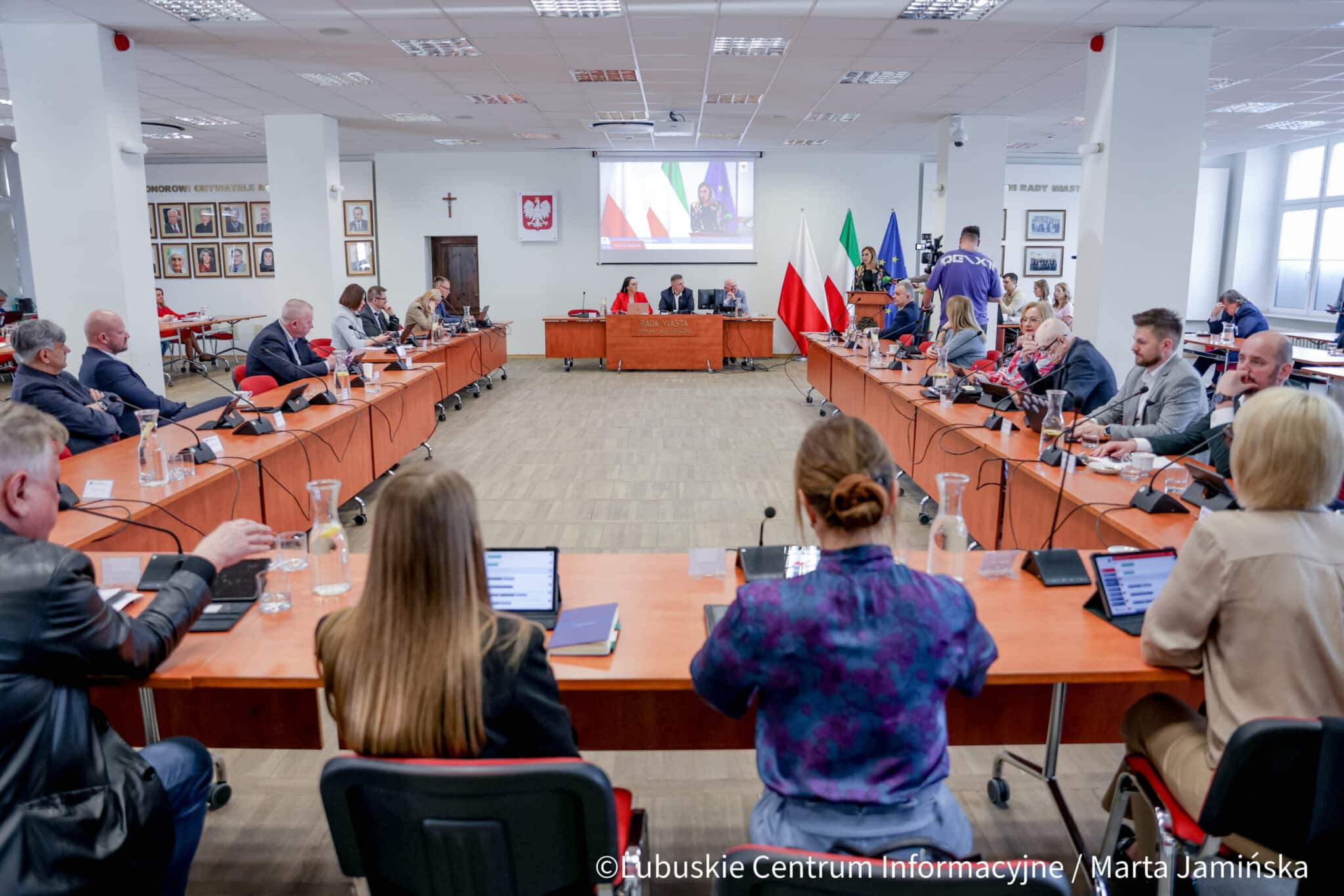 Sesja Rady Miasta Gorzowa Wlkp  Mieszkania dla pracowników firm sport schronisko Gorzowska sesja