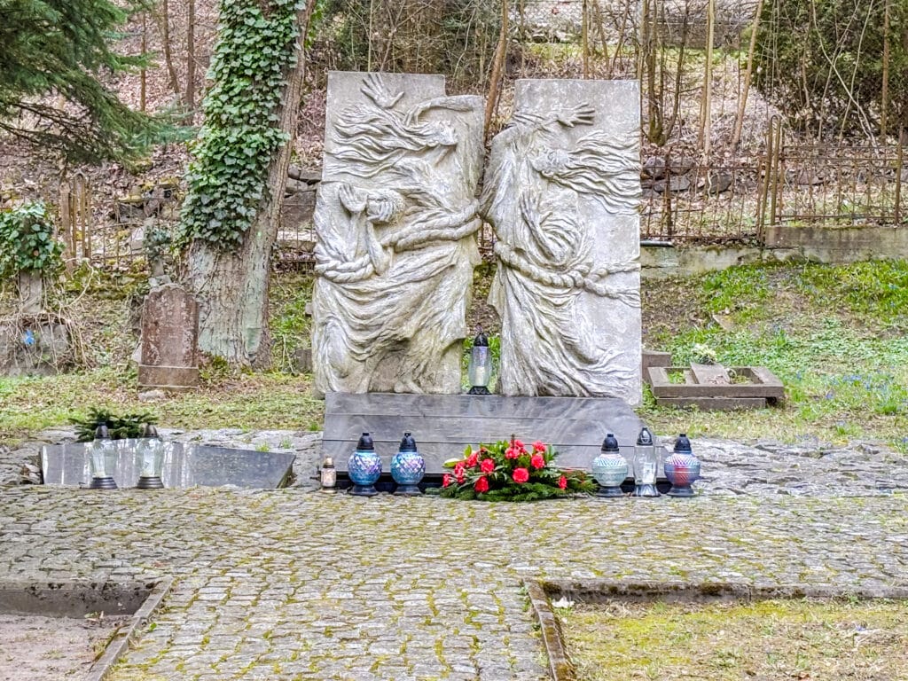 Pomnik więźniarek znajduje się na cmentarzu Świętokrzyskim w Gorzowie Wielkopolskim, gdzie spoczywają prochy 16 więźniarek obozu.