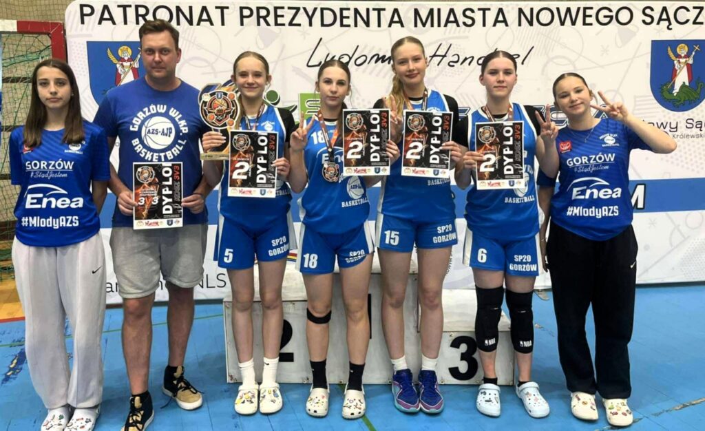 Siedem osób w sportowych strojach