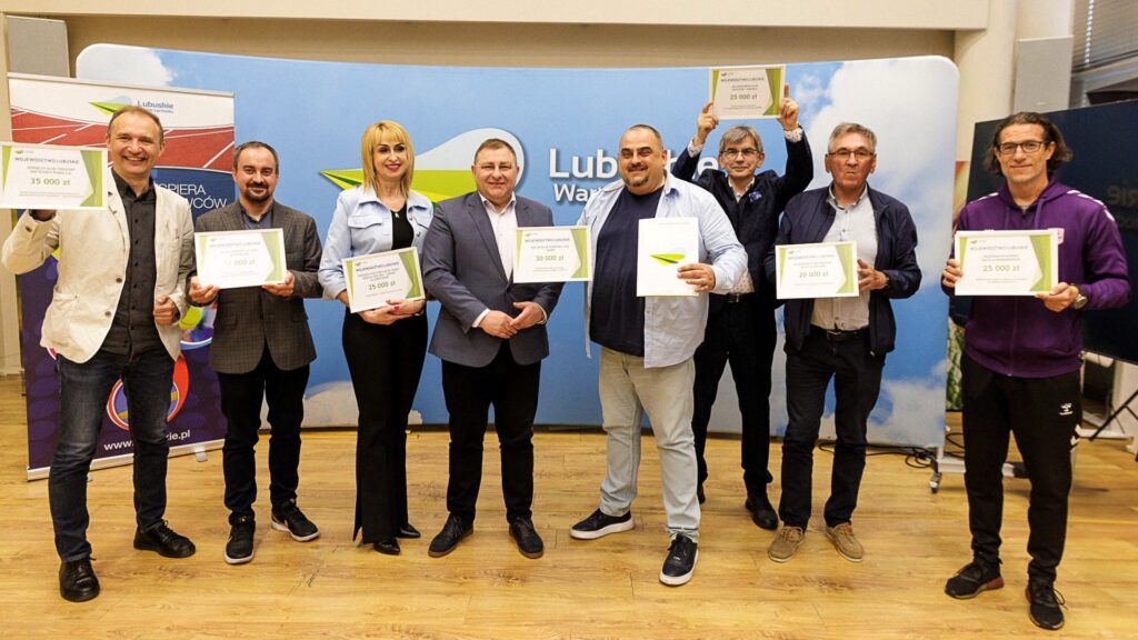 Osiem uśmiechniętych osób