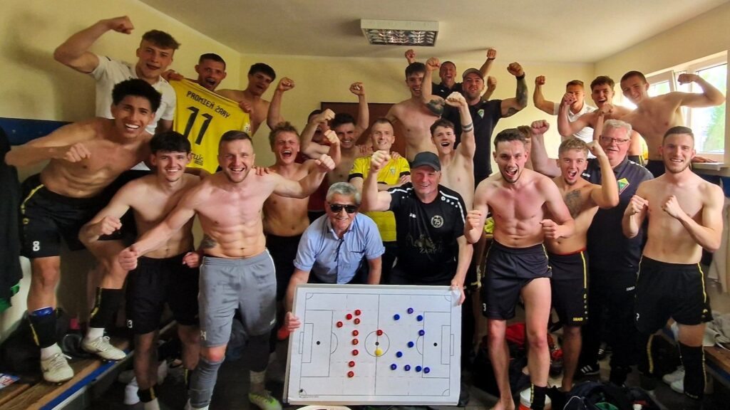 Kilkunastu cieszących się mężczyzn