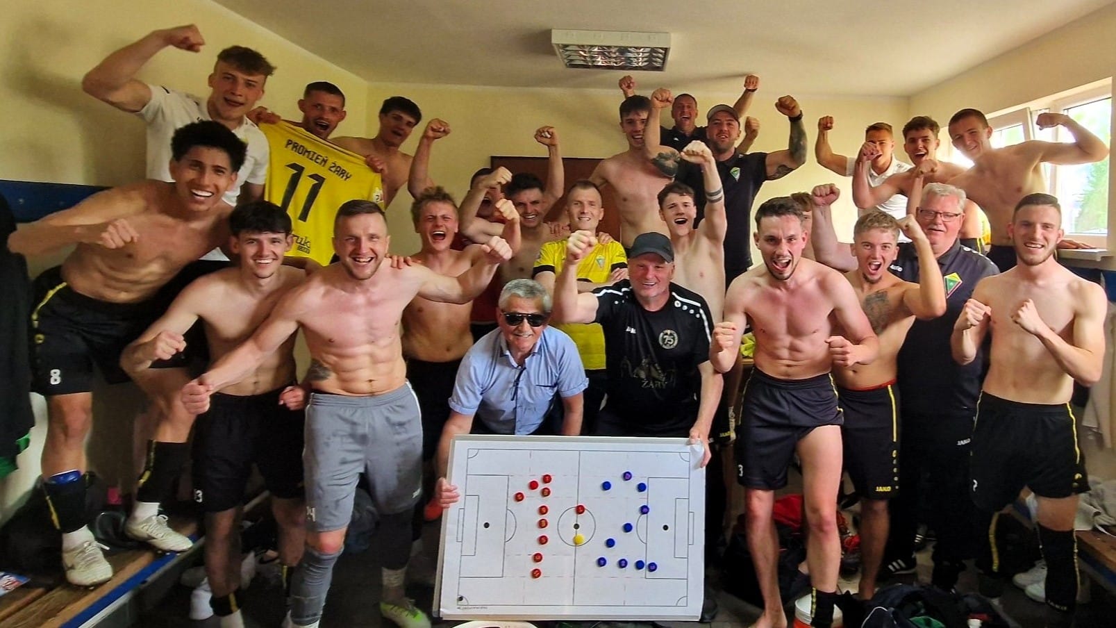 Promień Żary Kilkunastu cieszących się mężczyzn Hat trick sześć dubletów sześć bramek Dębu Ależ kolejka w IV lidze PODSUMOWANIE