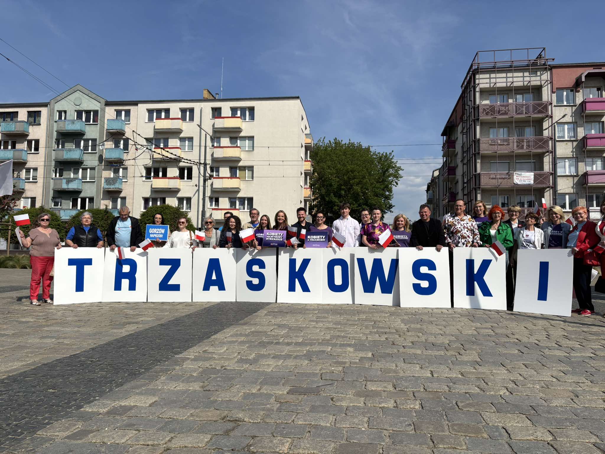 Akcja kobiety na wybory w Gorzowie Wlkp  Posłanki KO rozdawały flagi i namawiały do pójścia na wybory