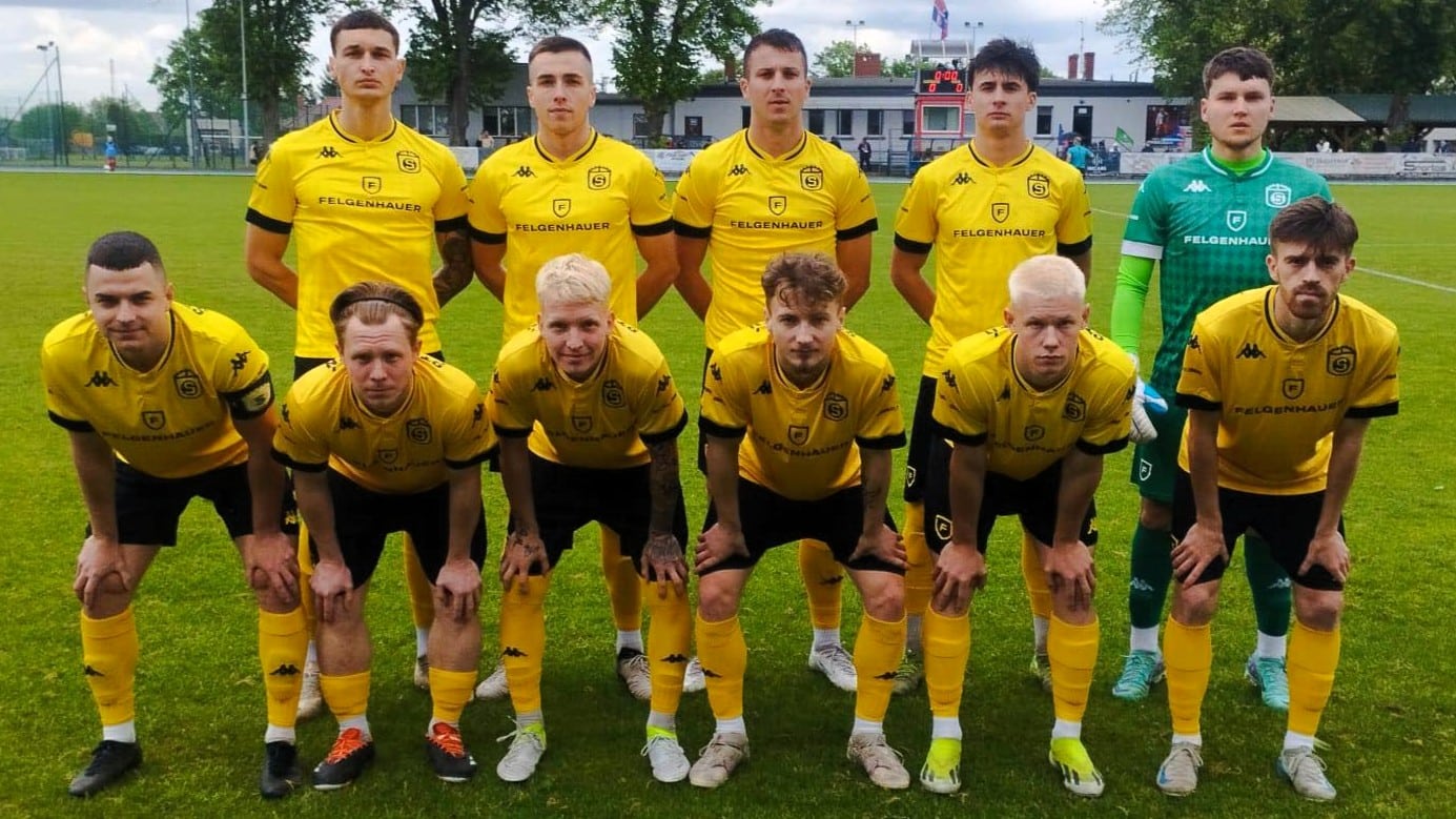 Jedenastu mężczyzn w sportowych strojach  Derby dla Warty i Stilonu Piątka Cariny Hit dla Stali WYNIKI