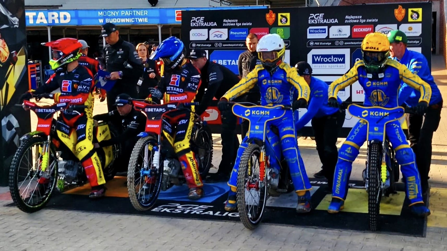 Cztery osoby na motocyklach  Stal rozbita we Wrocławiu Dziury nie do załatania