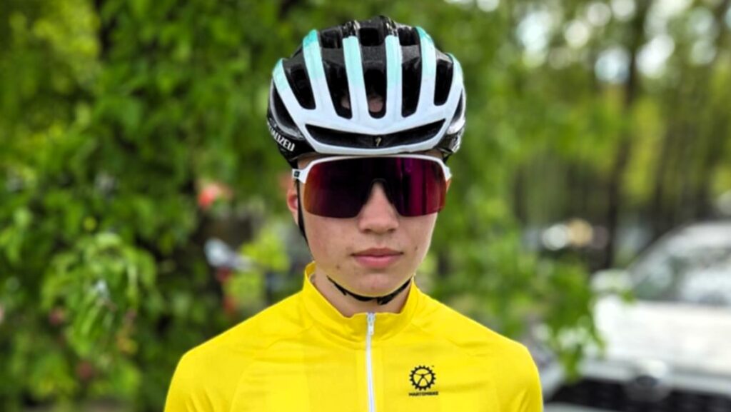 Chłopak w kolarskim kasku