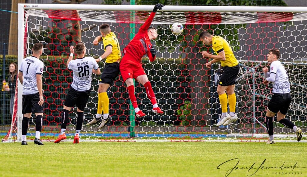 Sześciu mężczyzn gra w piłkę