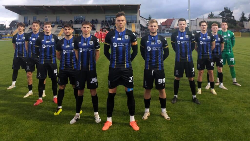 Jedenastu mężczyzn w sportowych strojach