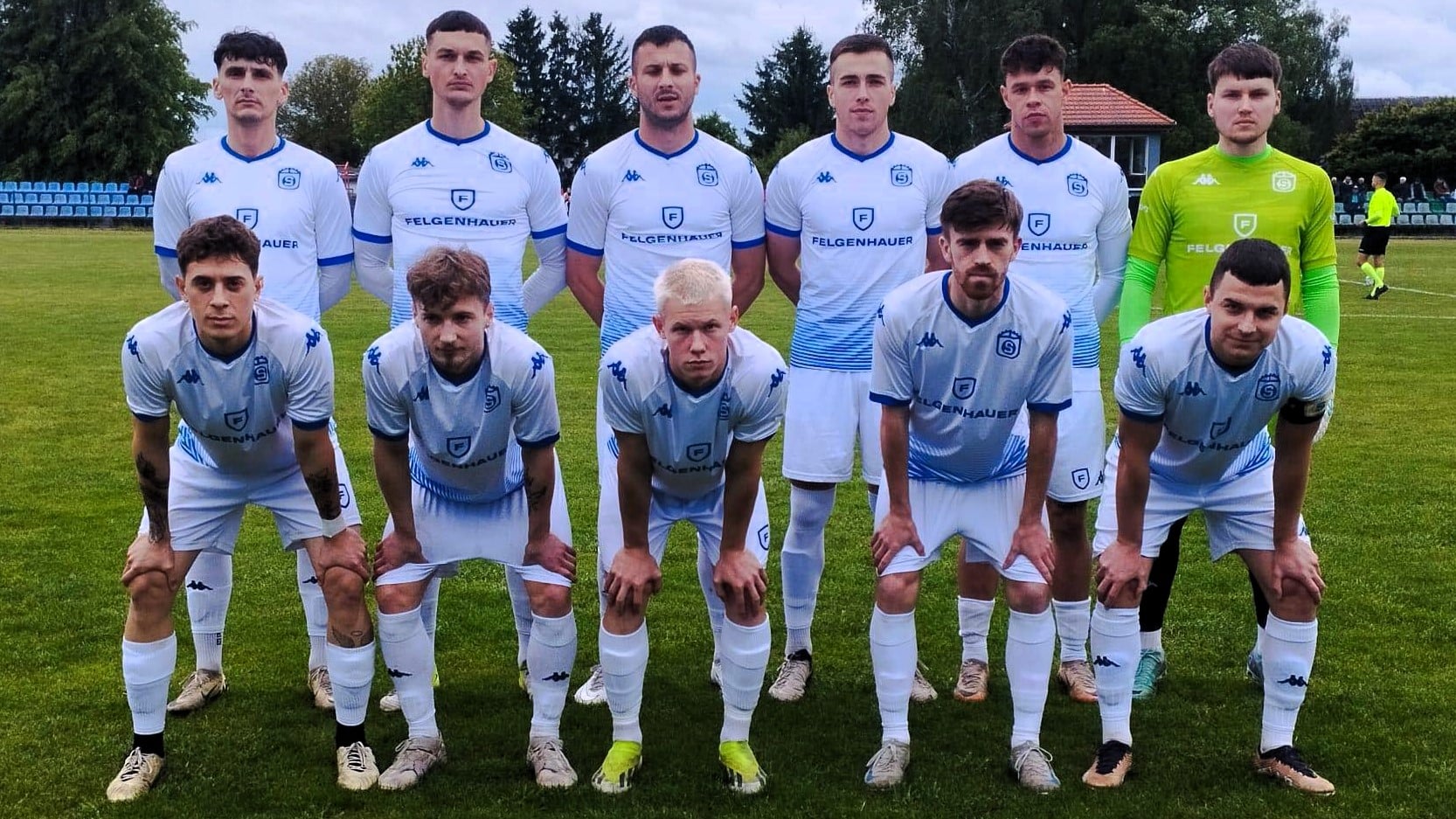 Jedenastu mężczyzn w sportowych strojach  Stal już z awansem Potknięcia Syreny i Pogoni PODSUMOWANIE