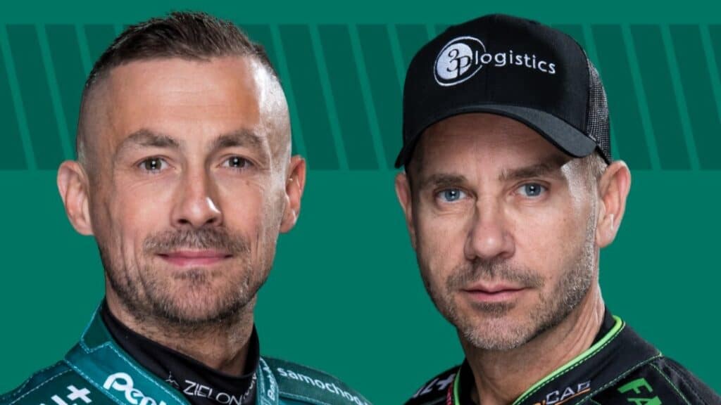 Dwaj mężczyźni, jeden w czapeczce z daszkiem