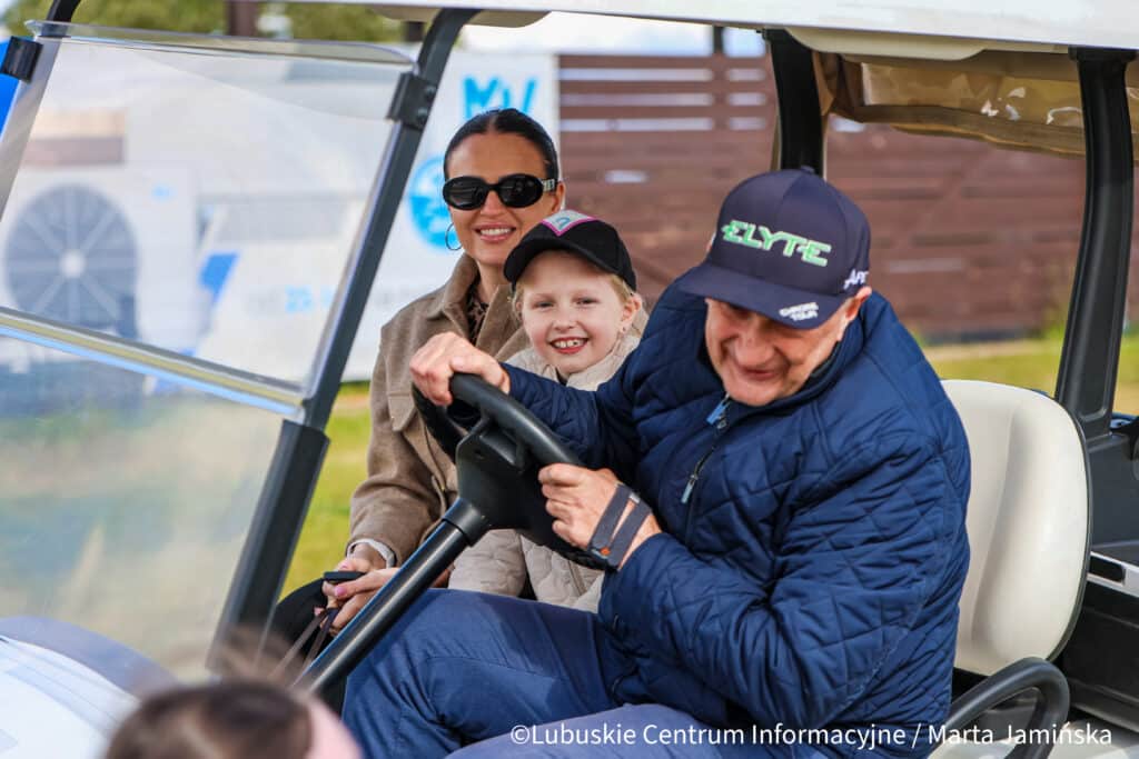 Piknik, który połączył zabawę, edukację i integrację rodzin Podczas pikniku dla rodzin można było przejechać się wózkiem golfowym, co sprawiało młodym wielką frajdę, przy okazji także rodzicom.