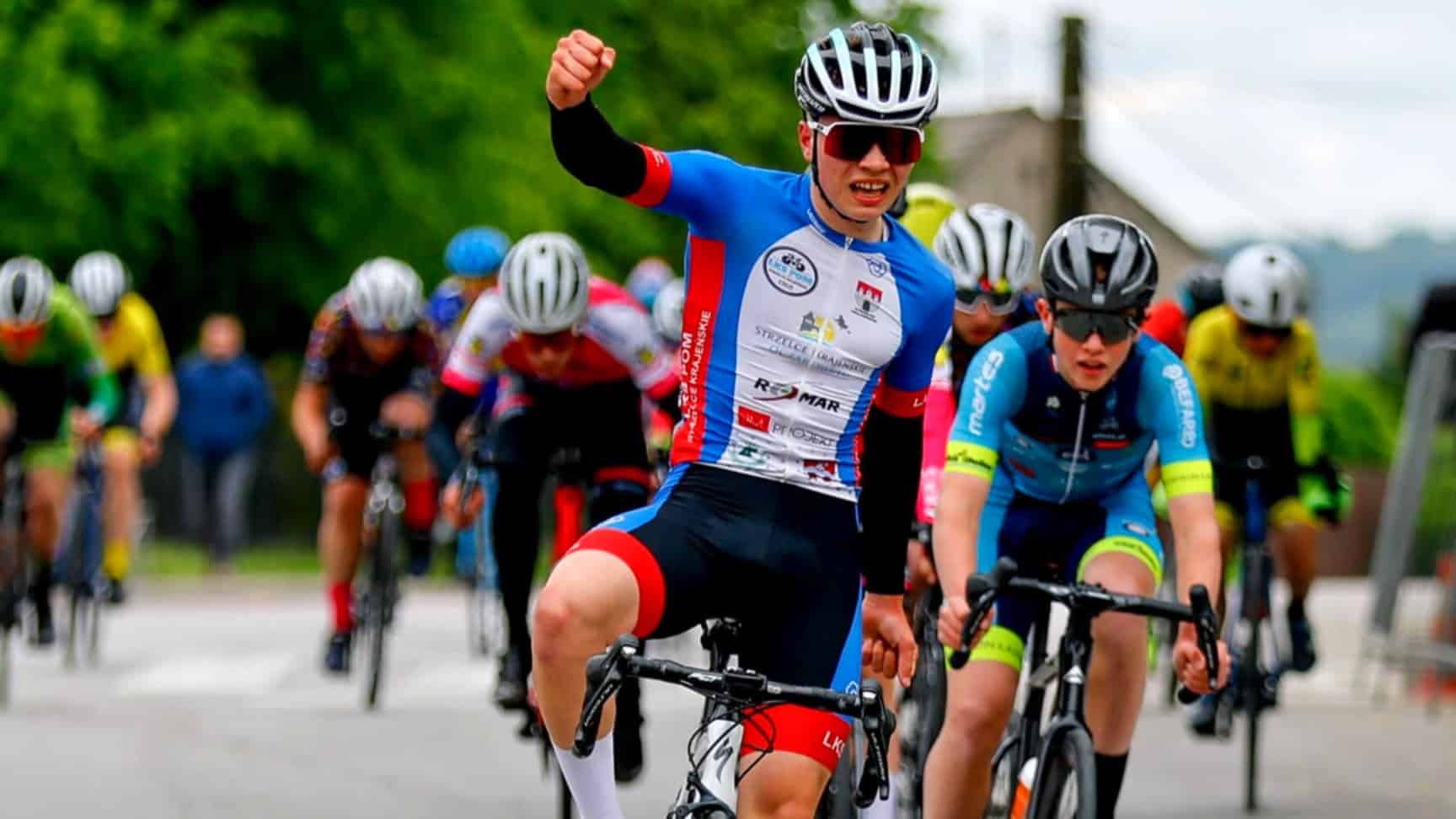 Kolarz z uniesioną ręką w geście triumfu  Norbert Czekay z kolejnym trofeum Wygrał wyścig Szlakami Jury