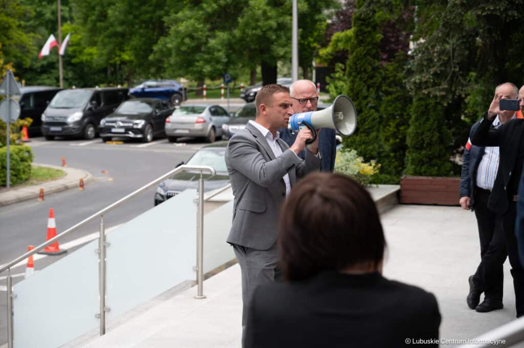 człowiek z megafonem