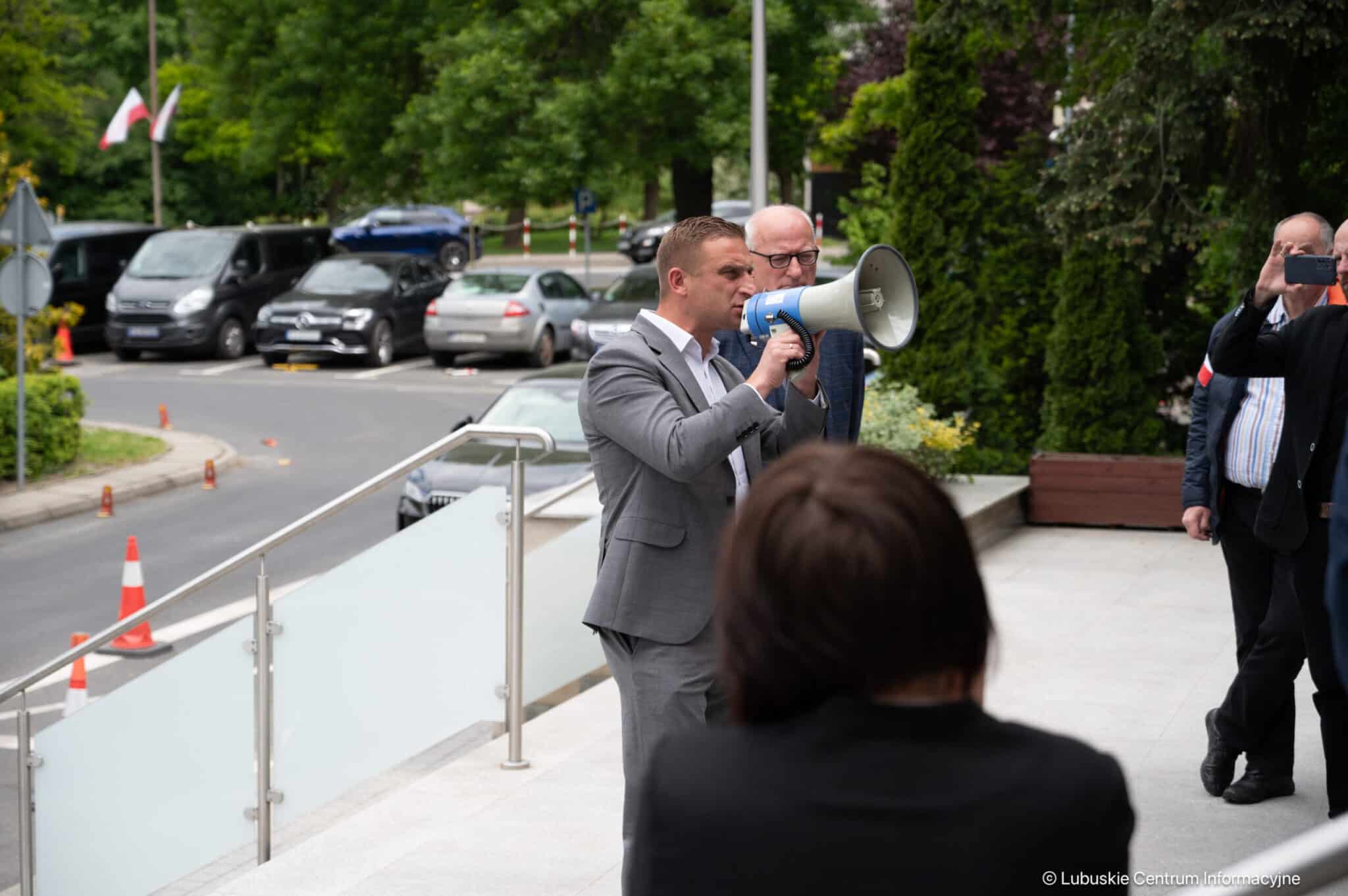 człowiek z megafonem  Sejmik pełen napięć migracja polityka i wybory w tle