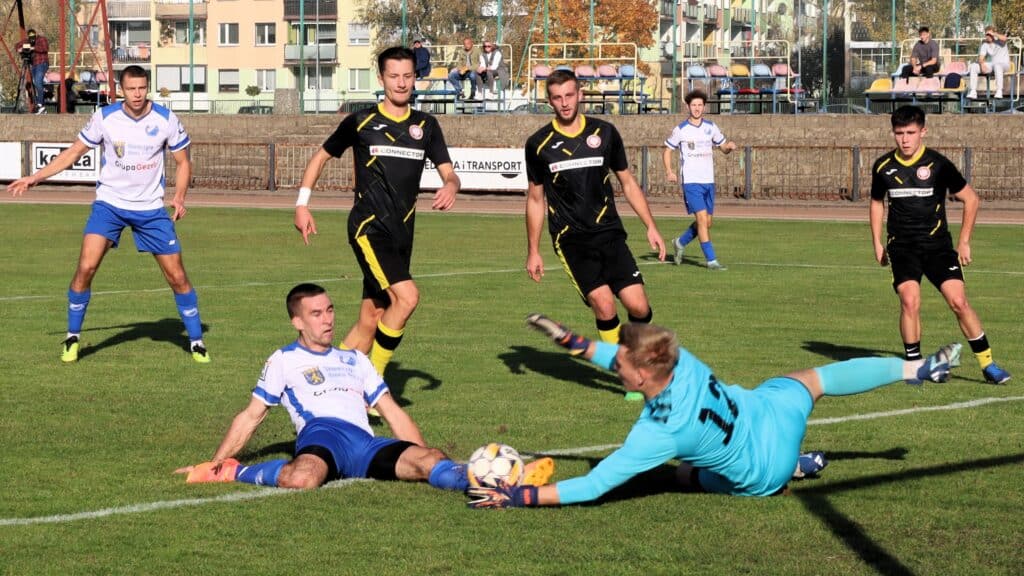 Siedmiu mężczyzn gra w piłkę