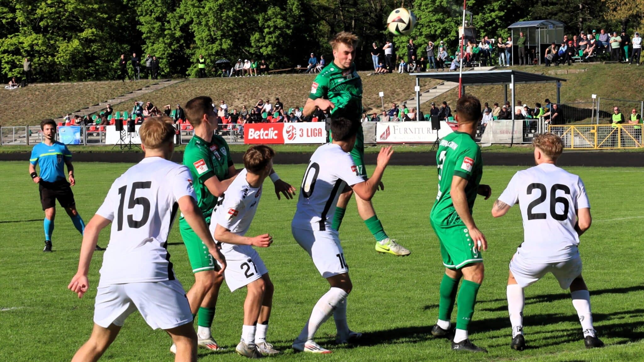 Ośmiu mężczyzn na boisku  Carina i Warta za trzy Dublet Zdybowicza WYNIKI
