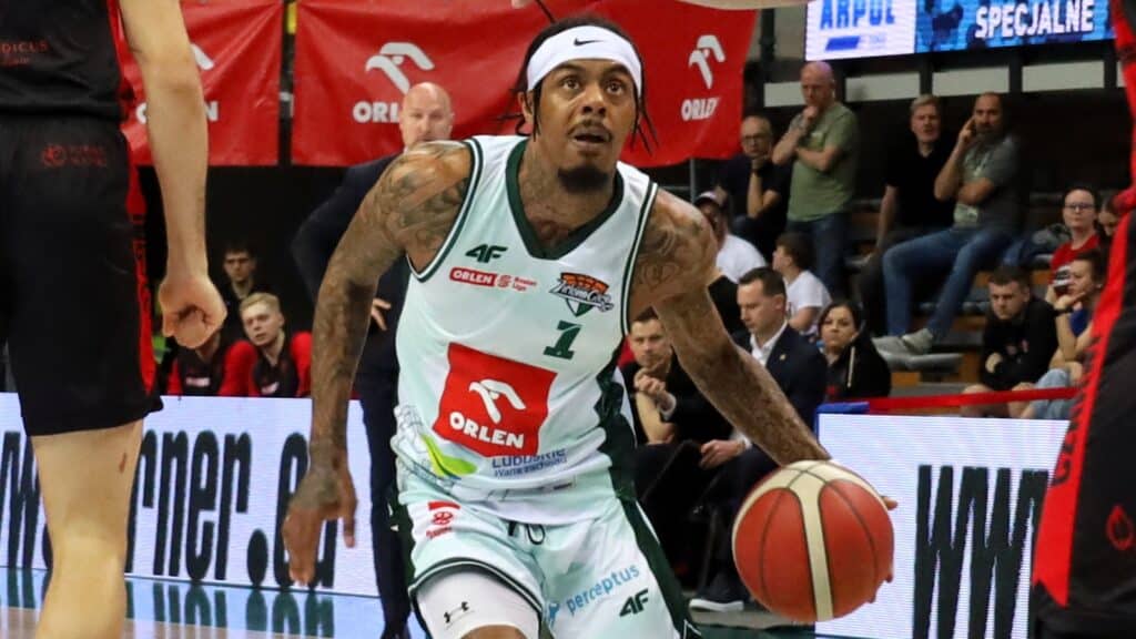 Mężczyzna z piłką do koszykówki