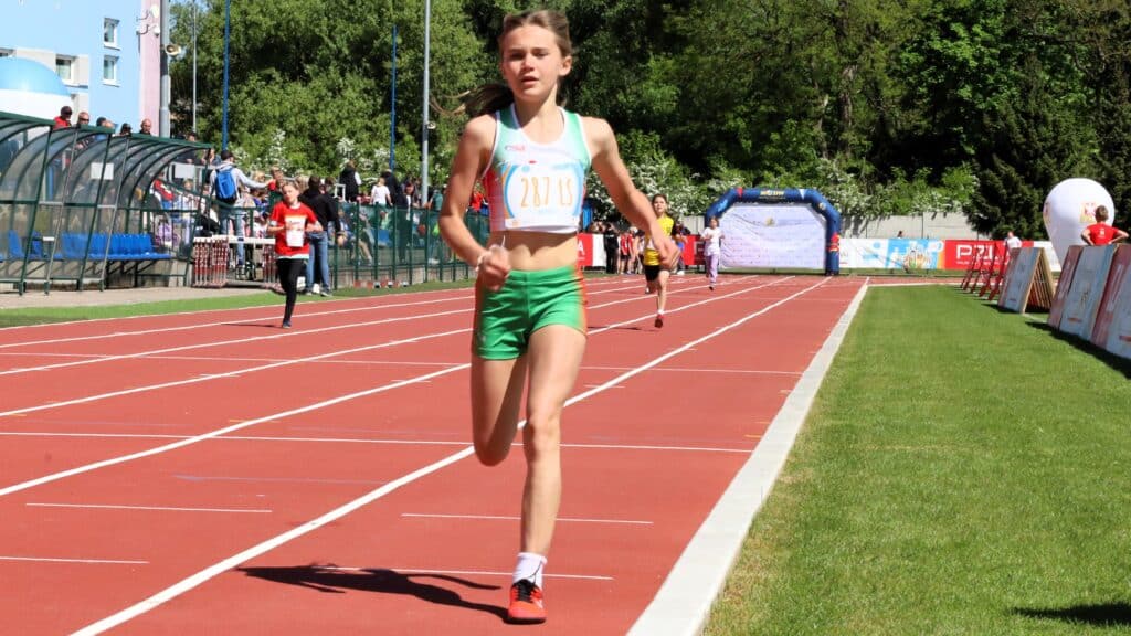 Dziewczynka w sportowym stroju