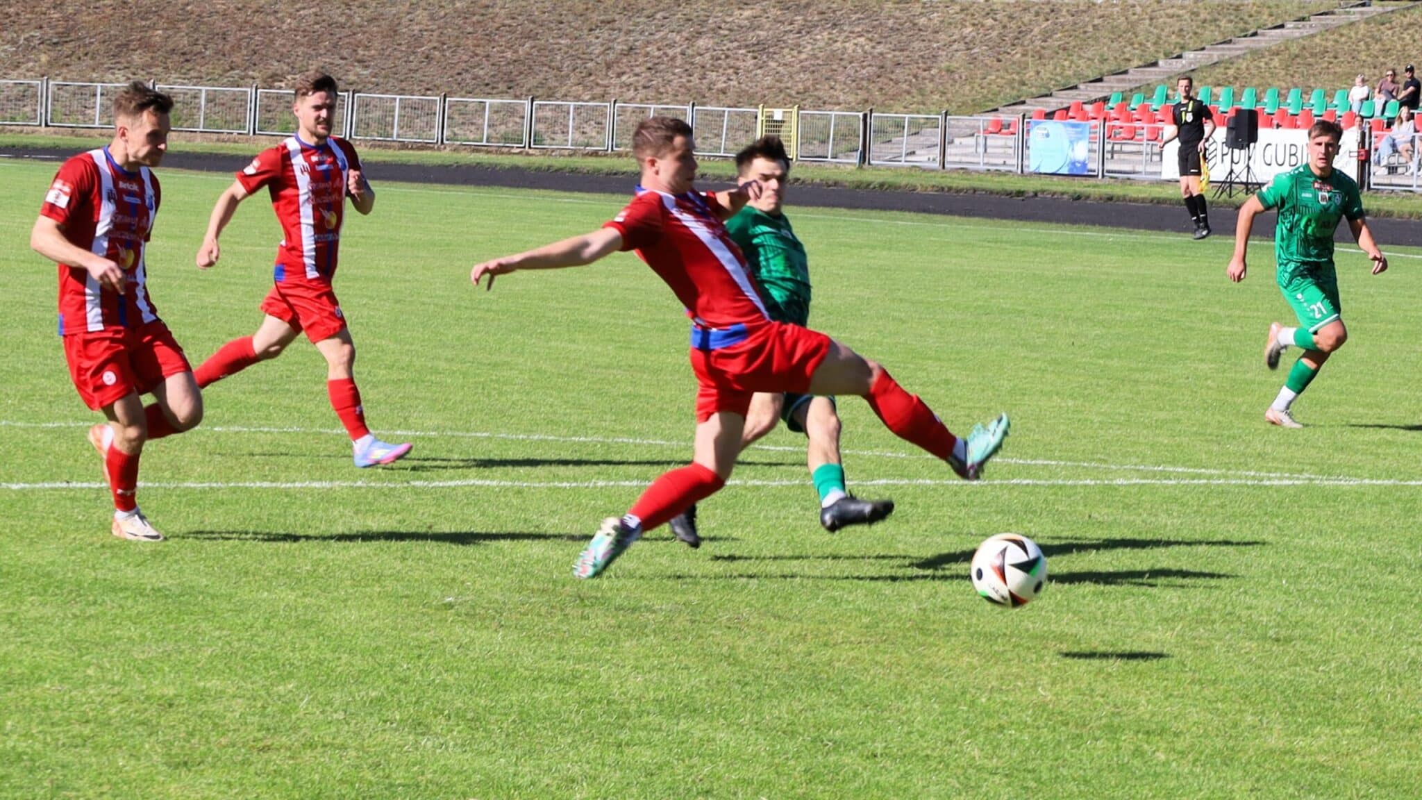 Pięciu mężczyzn gra w piłkę  Carina zatrzymała MKS Zwycięstwa Warty i Lechii Hat trick Zdybowicza ZDJĘCIA