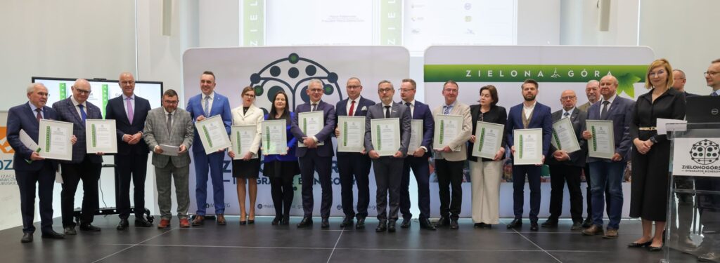 grupa osób z certyfikatami