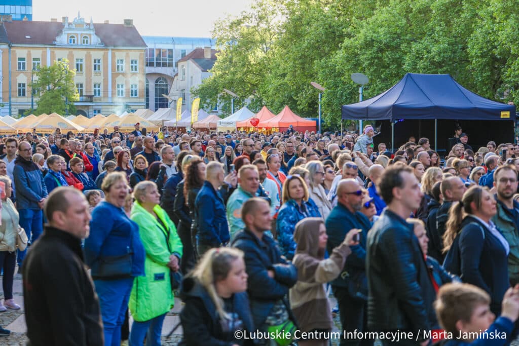 Tłumy na Placu Grunwaldzkim na Święcie Województwa Lubuskiego w Gorzowie