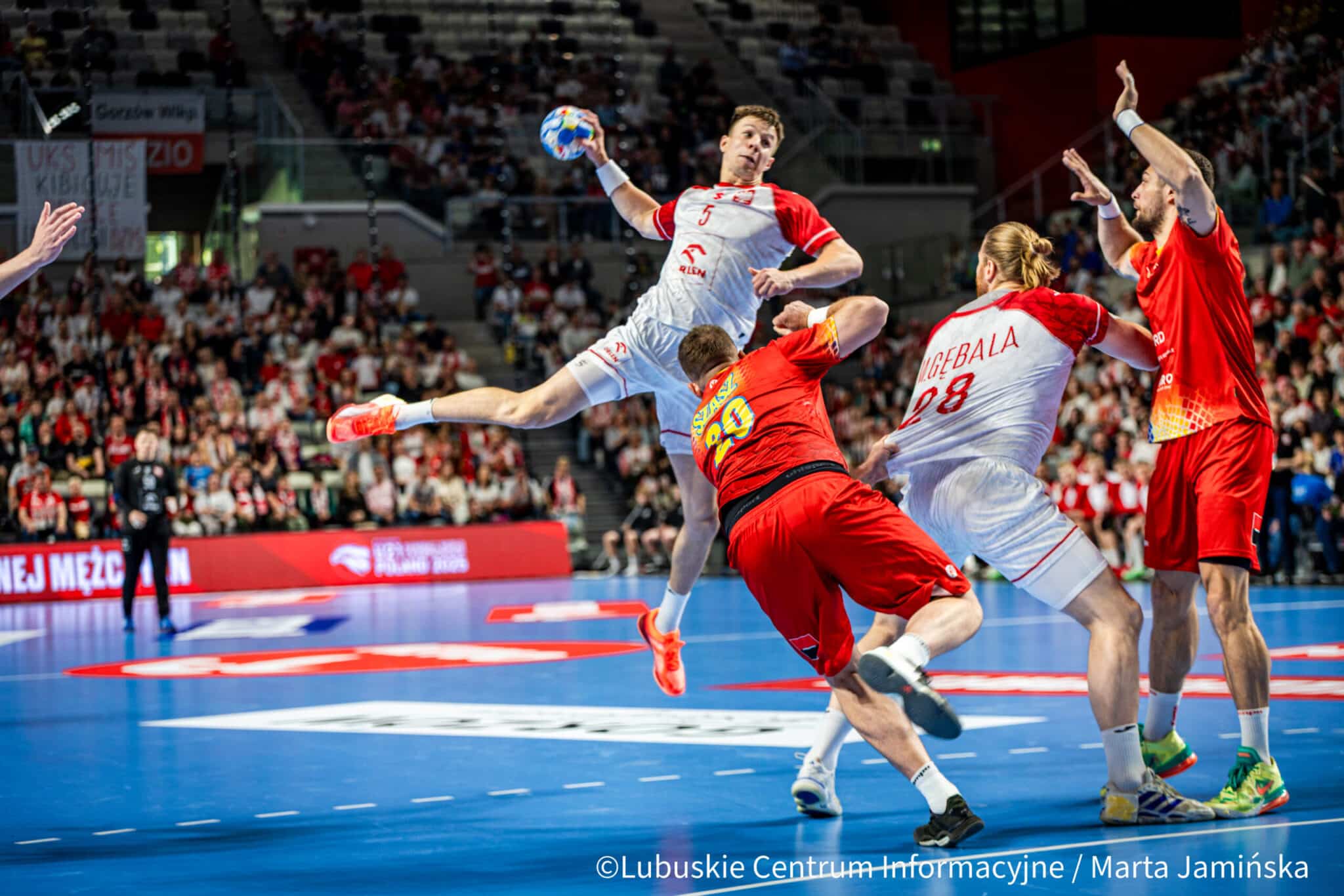fot. Marta Jamińska-649 Mecz eliminacyjny do Euro 26 Polska Rumunia Rzuca Michał Olejniczak Mecz o wszystko wygrany Awans Polaków w ostatniej sekundzie ZDJĘCIA