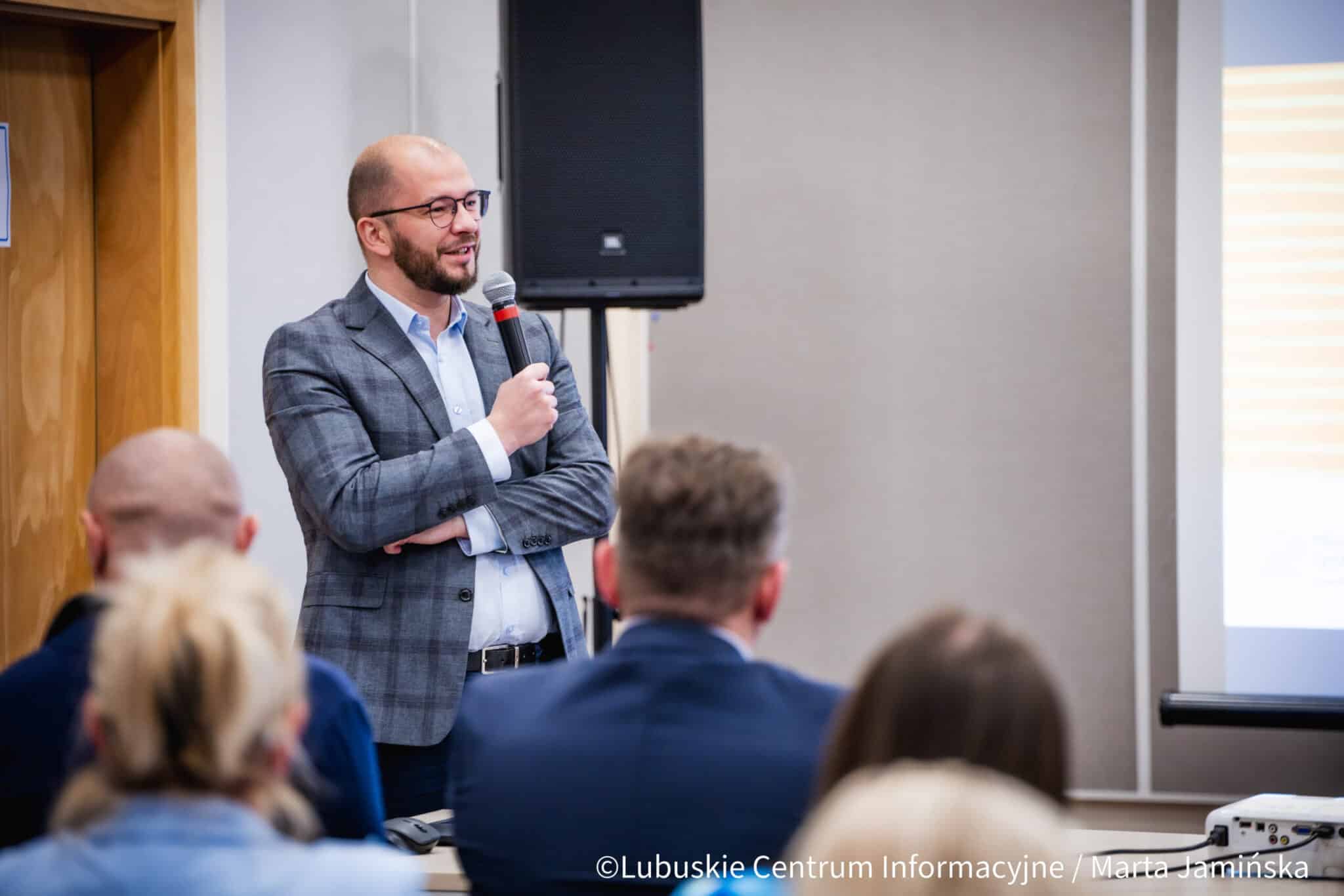 Michał Braun podczas pobytu w Gorzowie  Moc Małych Społeczności  ruszył nowy program wsparcia lokalnych NGO