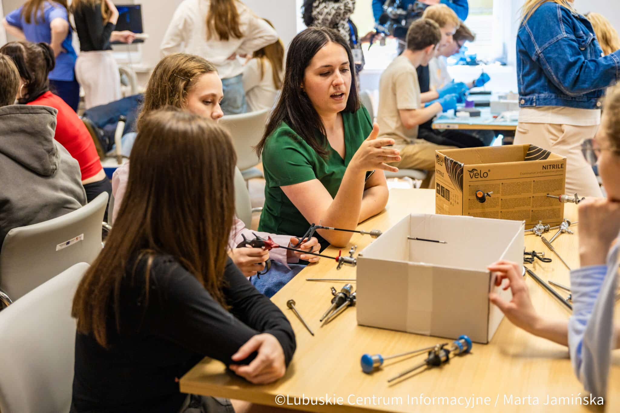 Od marzenia do zawodu – młodzi poznają świat chirurgii Od marzenia do zawodu młodzi poznają świat chirurgii Otwarty Szpital w Gorzowie licealiści na bloku operacyjnym