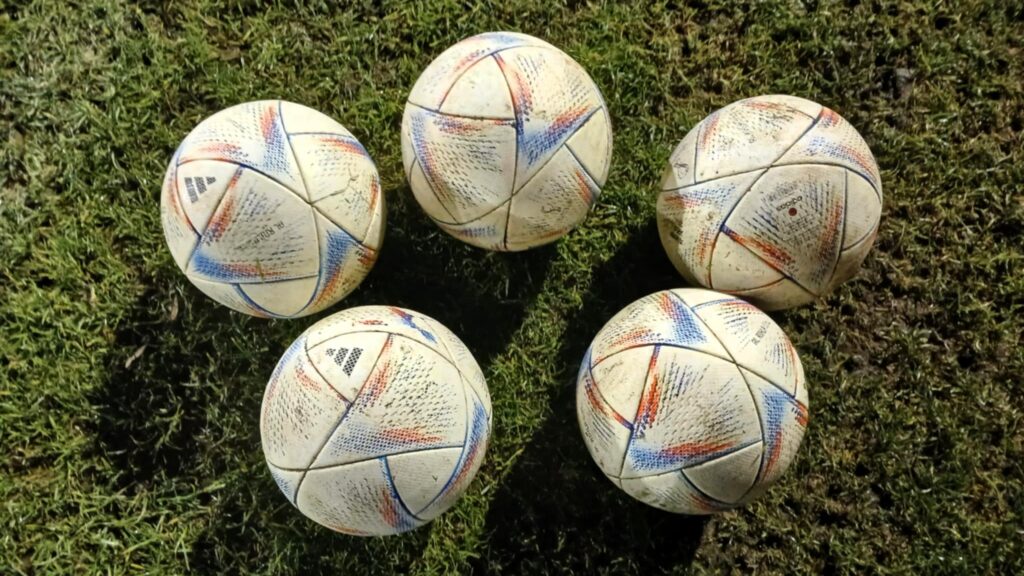 Pięć piłek na boisku