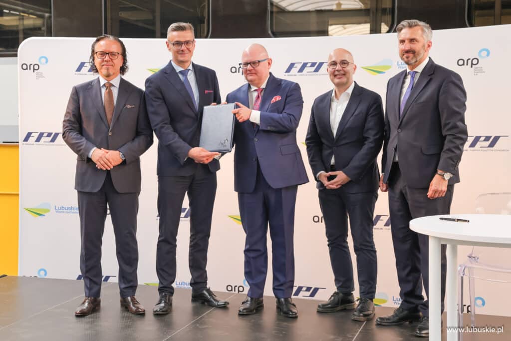 Kolej, temat dalekobieżny, ale, niestety, nie jest ekspresowy Kolej, temat dalekobieżny, ale, niestety, nie jest ekspresowy