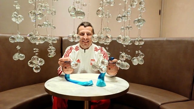 Uśmiechnięty mężczyzna z dwoma medalami