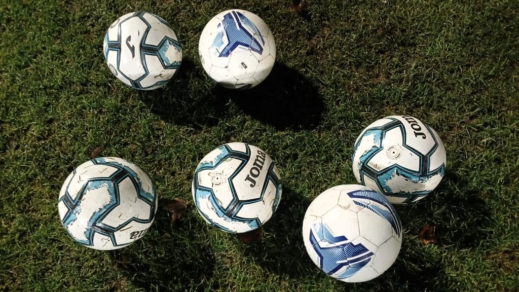 Pięć piłek na boisku