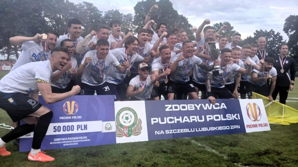 Grupa cieszących się osób