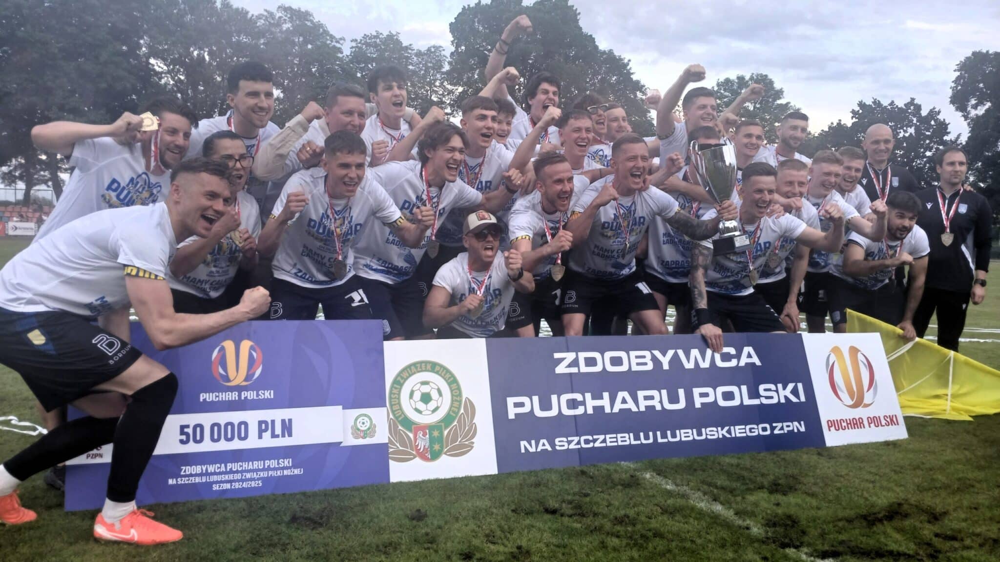 Grupa cieszących się osób  Odra przytuliła puchar Bazler bohaterem finału