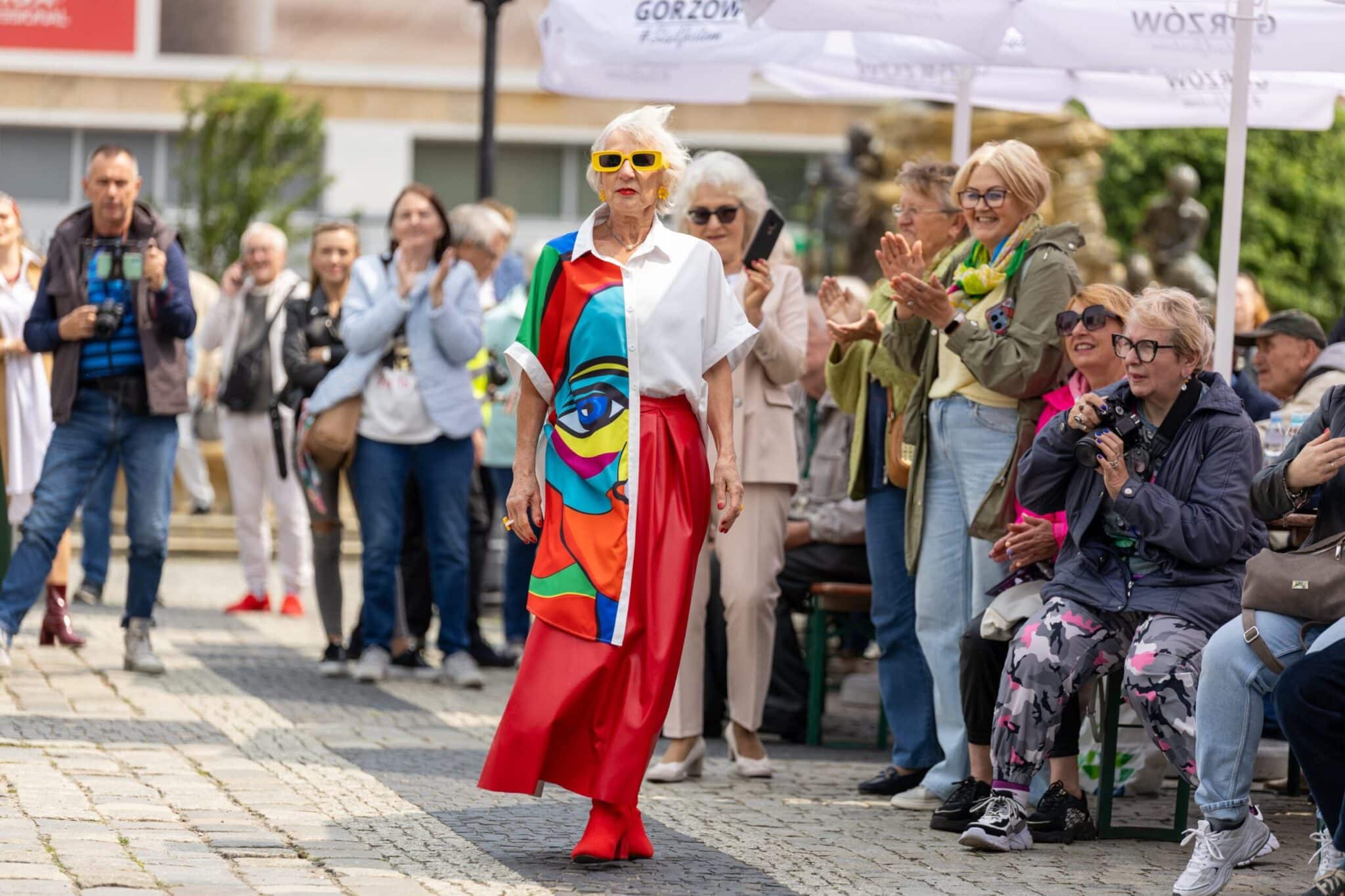 Inauguracji Tygodnia Seniora towarzyszył międzypokoleniowy pokaz mody Fot UM Gorzowa  Seniorzy rządzą Gorzowem