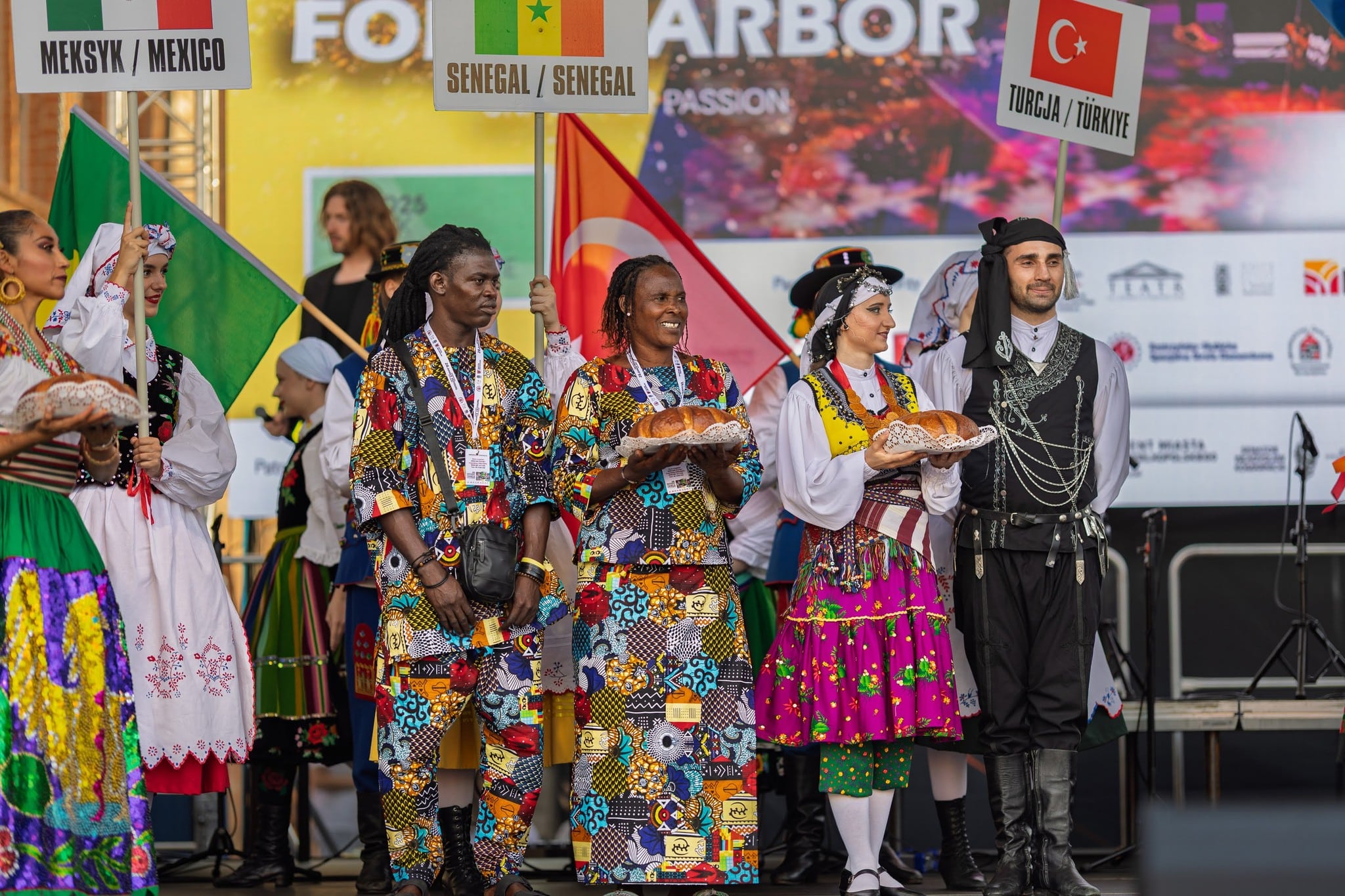 3 Podczas festiwalu prezentują się tancerze z Portugalii Senegalu Meksyku Filipin Bułgarii Ukrainy Turcji i Słowacji Barwna inauguracja festiwalu Folk Harbor rozgrzała gorzowian