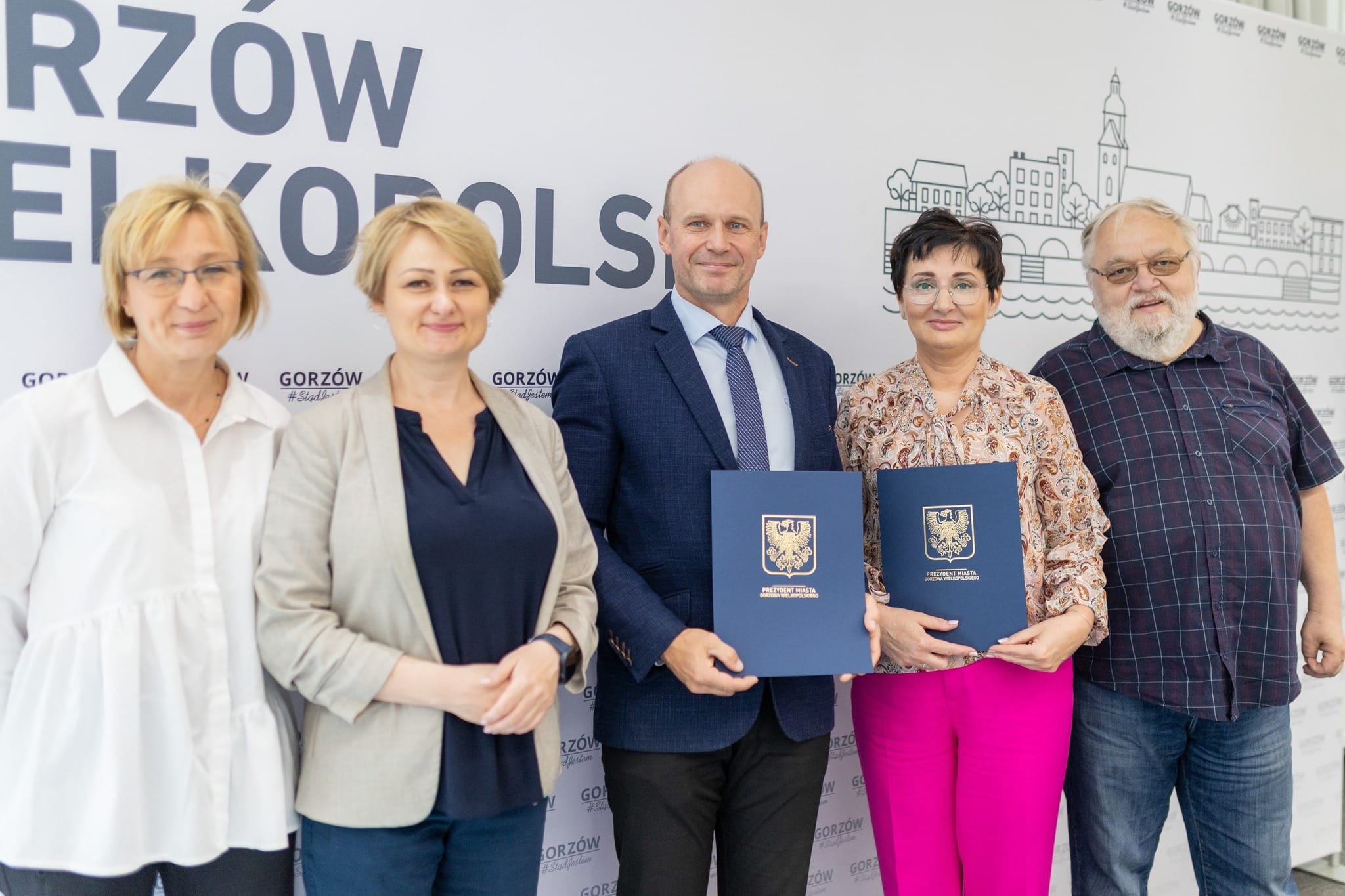 Porozumienie podpisali Małgorzata Domagała zastępca prezydenta Gorzowa ds inwestycji edukacji i polityki społecznej oraz dr hab Mariusz Naczk prof UZ prorektor ds rozwoju i finansów Uniwersytetu Zielonogórskiego  Gorzów i Uniwersytet Zielonogórski będą współpracować na rzecz edukacji