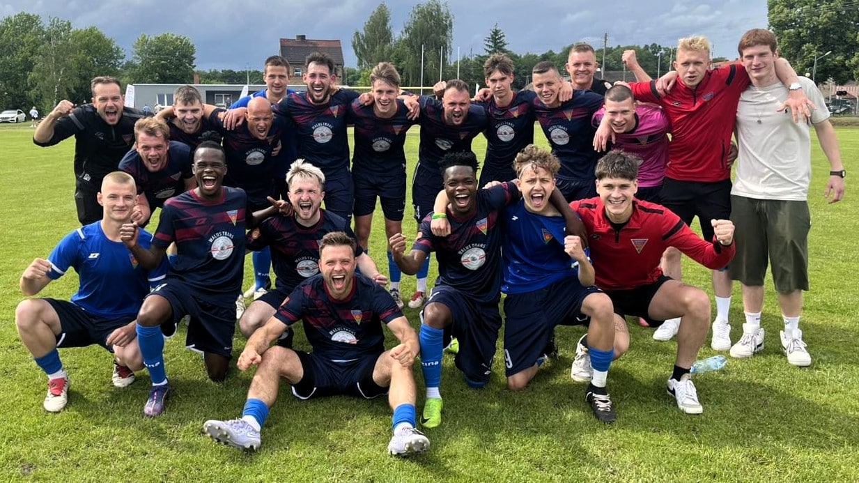 Victoria Szczaniec Grupa cieszących się mężczyzn Victoria i Stal obroniły się przed spadkiem Syrena zagra w barażach