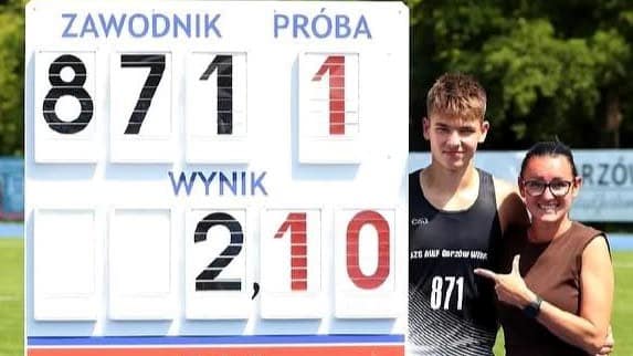 Młody mężczyzna w sportowym stroju i kobieta przy tablicy wyników