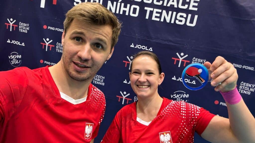 Uśmiechnięci kobieta i mężczyzna w sportowych strojach