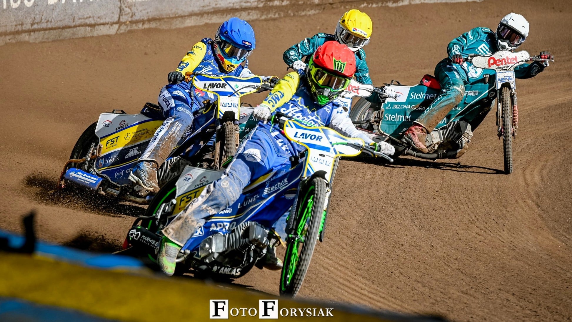 Cztery osoby ścigają się na motocyklach  Falubaz bez szans w starciu z wiceliderem