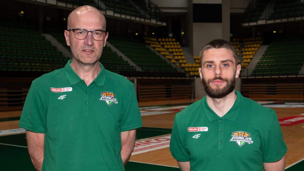 Dwaj mężczyźni w zielonych koszulkach