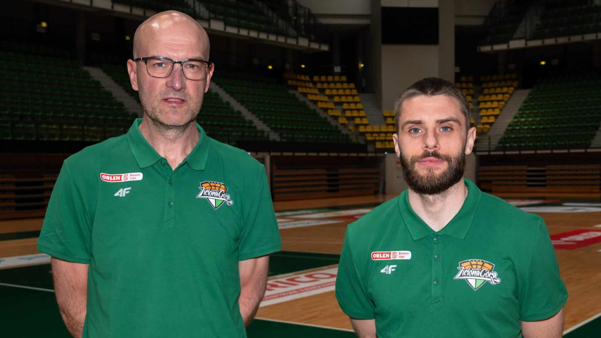 Dwaj mężczyźni w zielonych koszulkach  Miłoszewski i Mazurczak wracają do Zastalu