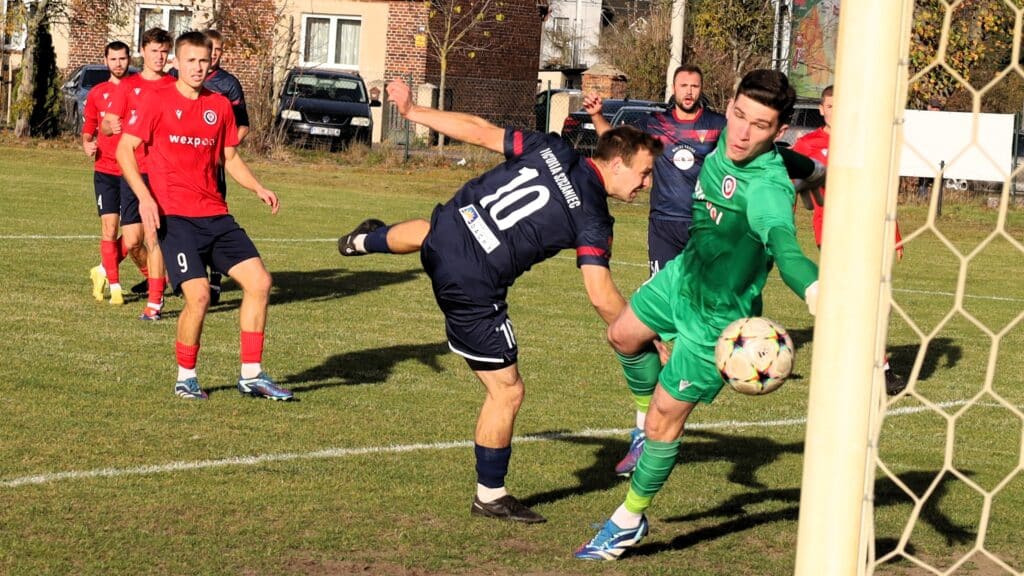 Ośmiu mężczyzn gra w piłkę