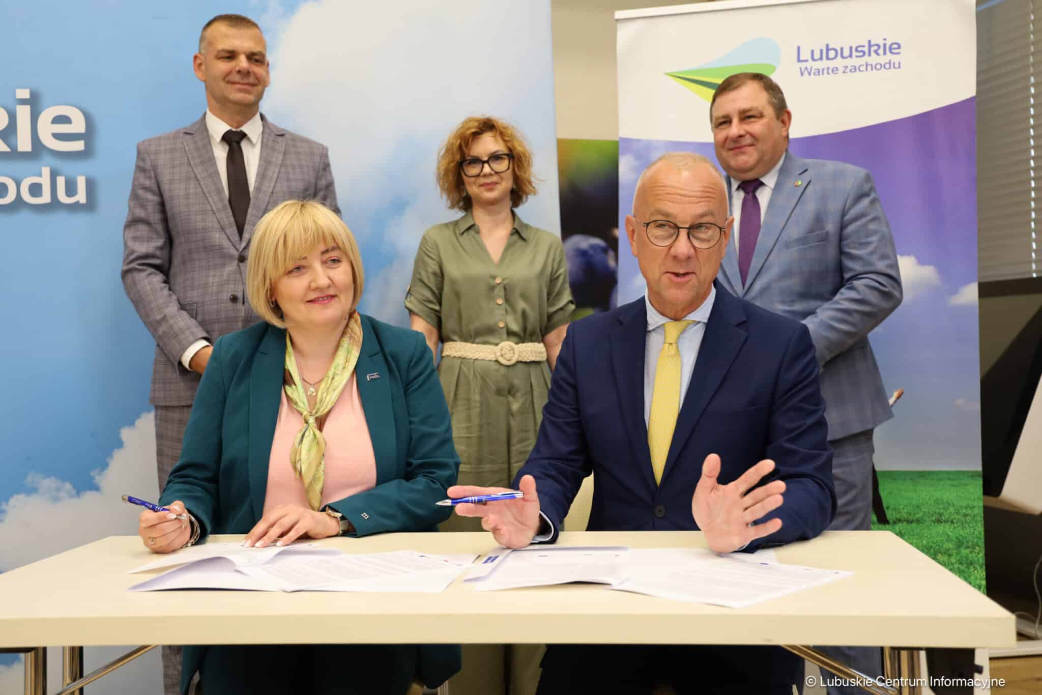   Parasol wsparcia rozłożony nad trzecim sektorem