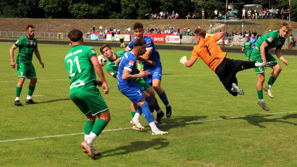 Dziewięciu mężczyzn na boisku