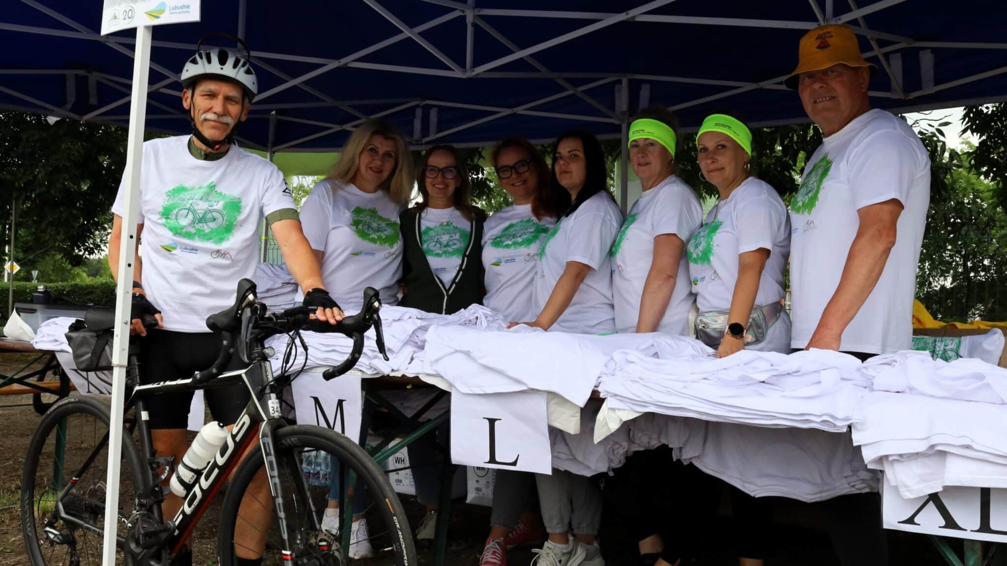 VII Lubuskie Święto Roweru Osiem osób w jednakowych koszulkach Lubuskie Święto Roweru Wszystkie drogi prowadziły do Otynia ZDJĘCIA
