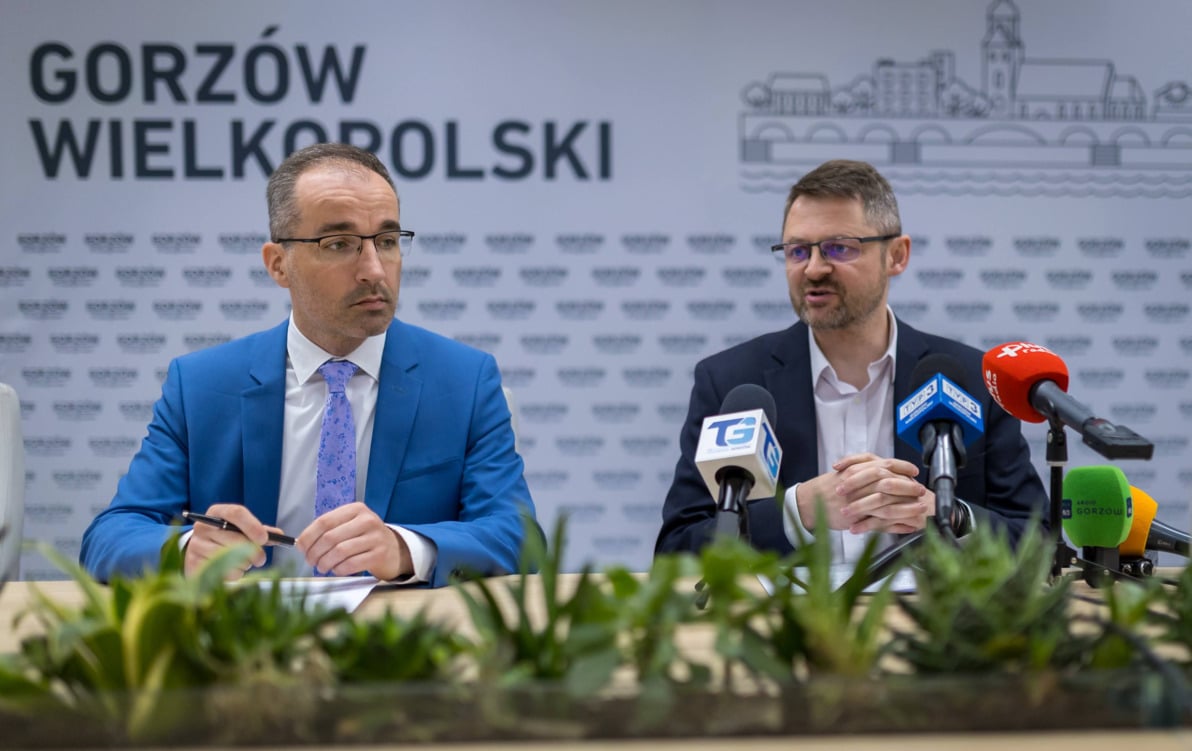 Zdjęcie z konferencji prasowej podczas której mówili od lewej Łukasz Marcinkiewicz z Innego oraz wiceprezydent Gorzowa Wlkp Jacek Szymankiewicz fot Urząd Miasta Gorzowa  Hybrydowy system opłat za śmieci w Gorzowie Czyli Tłumaczymy