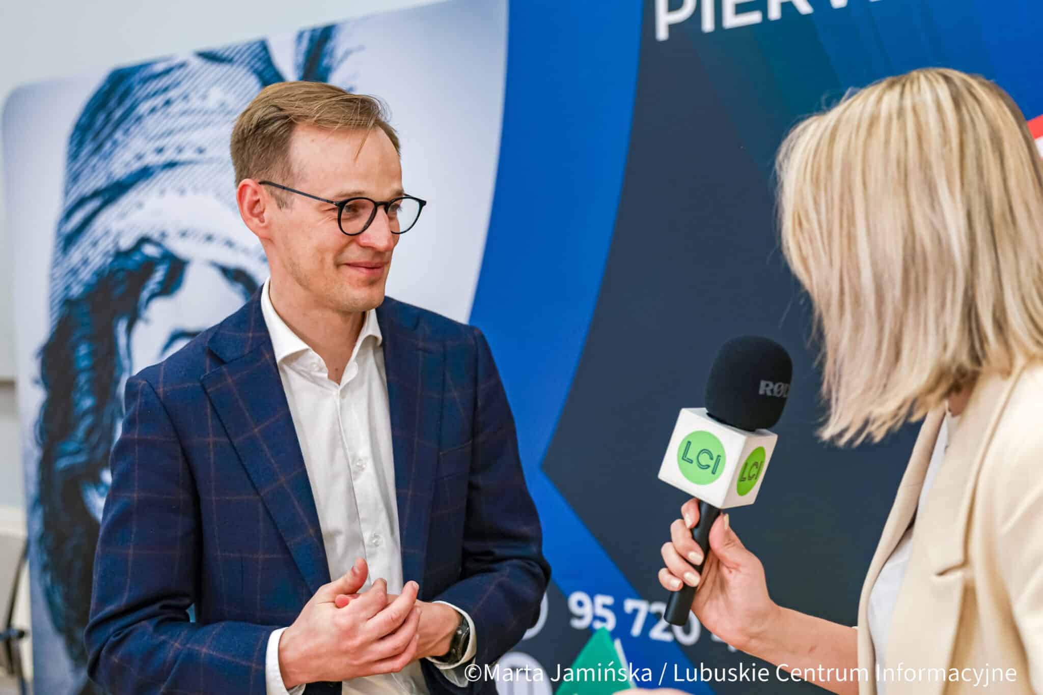 Z dr Jędrzejem Witkowskim rozmawialiśmy podczas I Lubuskiej Konferencji Edukacji Obywatelskiej  Jędrzej Witkowski Młodzi chcą działać ale nie wierzą politykom