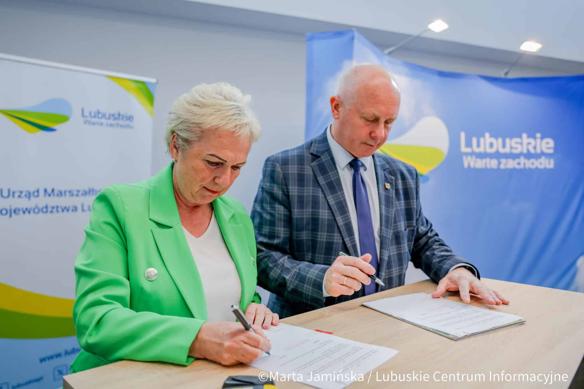 Podpisanie umów w ramach Funduszu Ochrony Gruntów Rolnych na 2025 rok na zdjęciu wójt gminy Kłodawa Anna Mołodciak oraz gość programu Region Północ Zbigniew Kołodziej  Region Północ  Edukacja bezpieczeństwo i rozwój wsi